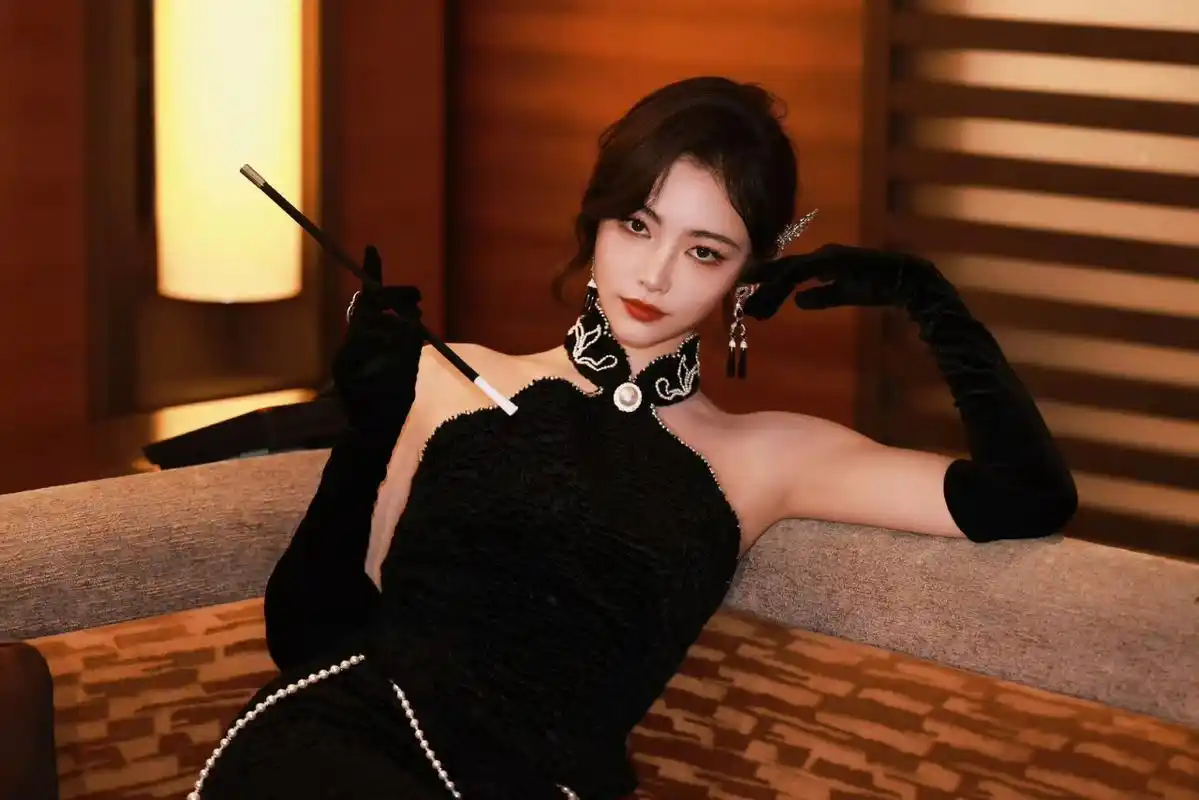 许佳琪黑色晚礼服复古优雅,犹如黑天鹅般优雅降临,散发出神秘而高贵的