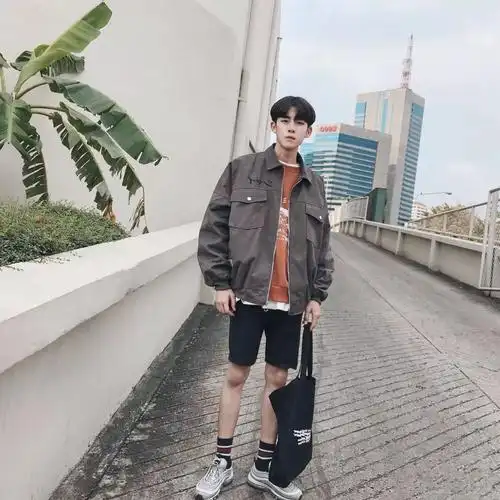 不过身材消瘦高挑的他非常会凹造型惹,半身照和全身照都非常帅气多看