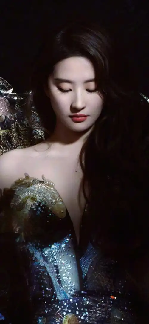 刘亦菲红裙雕刻感大片##刘亦菲时尚cosmo六月刊封面