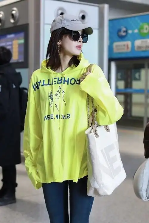 古力娜扎的私服挺普通不过亮黄色卫衣好吸睛看着挺有个性感