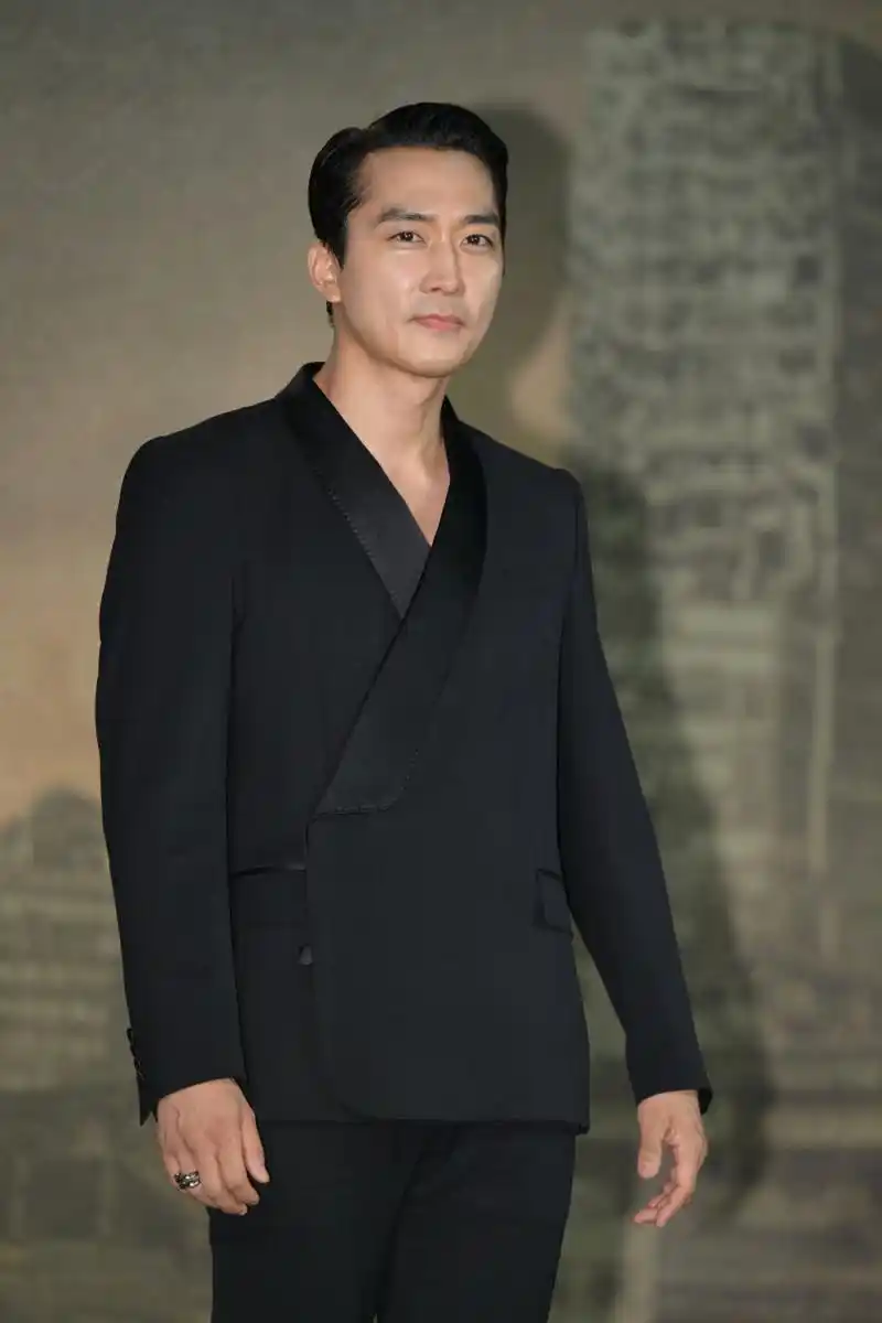 "韩国黎明"宋承宪,将一个成熟男人的气质衬托到了极致!  这可是和刘亦