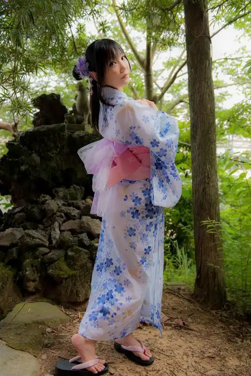 c84莲妹无下限诱惑写真 该死的创口贴谁去扯掉