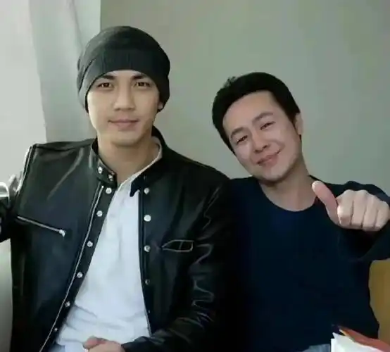 曝钟汉良去年离婚,双方闹掰很久才缓和,女方净身出户娃归小哇_小娃