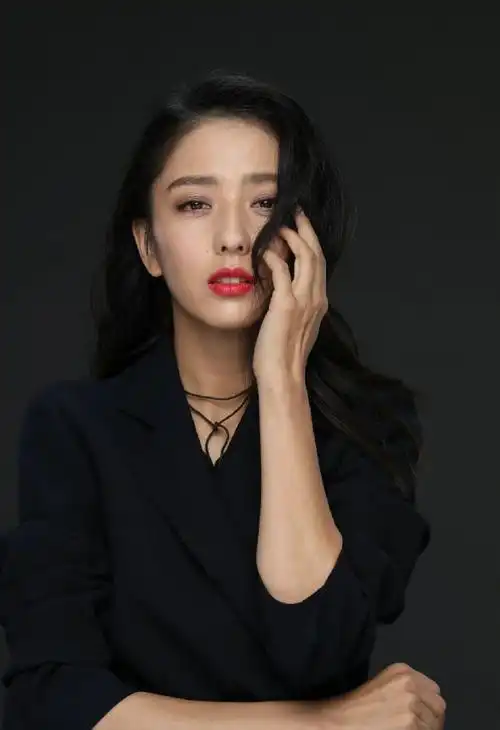 佟丽娅这表情好有深意啊,真让人欲罢不能肃然起敬