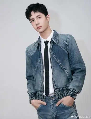 今日份耶啵～@uniq-王一博 牛仔搭配白色衬衣黑色领带