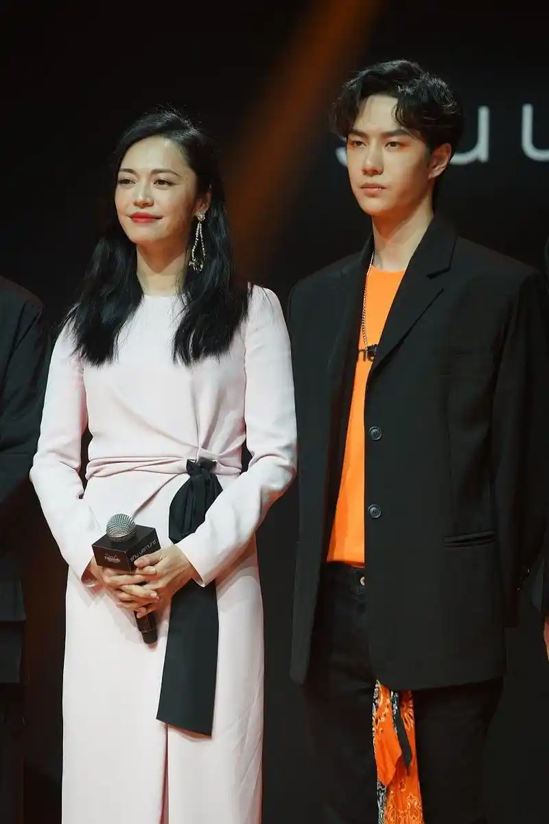 舒淇肖战活动同框合照 网友直呼"梦回燃烧吧少年"