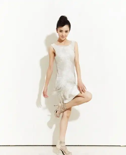 女明星爱穿高跟鞋惹出拇外翻