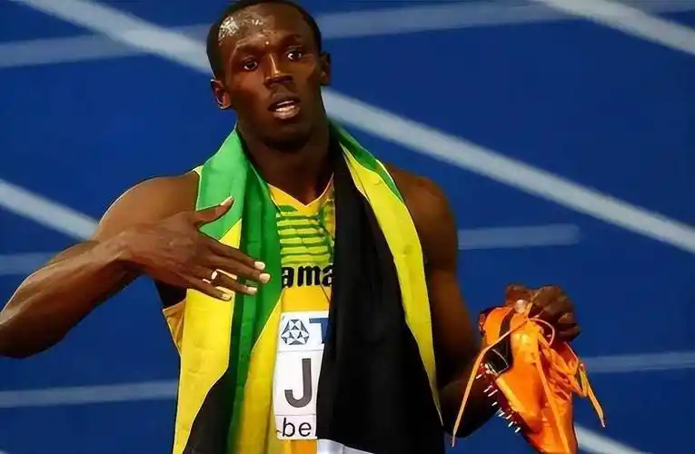 原创百米飞人博尔特现状退役6年生3个孩子每年400万美元领一