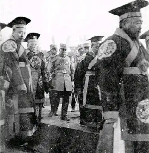 1914年,袁世凯家的坟丁进京告诉他:家里的祖坟上盘着一条龙