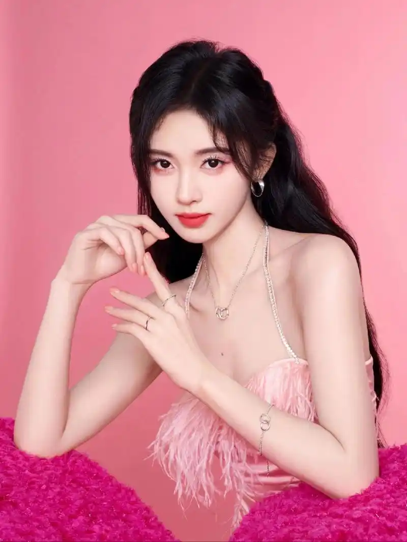 鞠婧祎粉色吊带裙写真,甜美浪漫魅力四射,太迷人了!