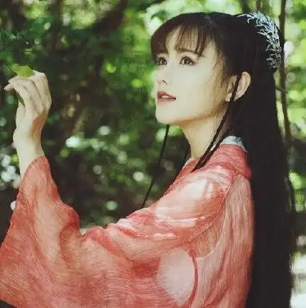 南笙,在豆瓣上传了自己的一组民国复古写真后迅速爆红,成为了豆瓣女神