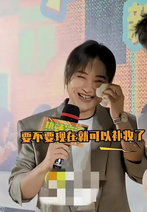 贾玲路演现场哭到脱妆杨迪喊她去补妆看清颜值真实了