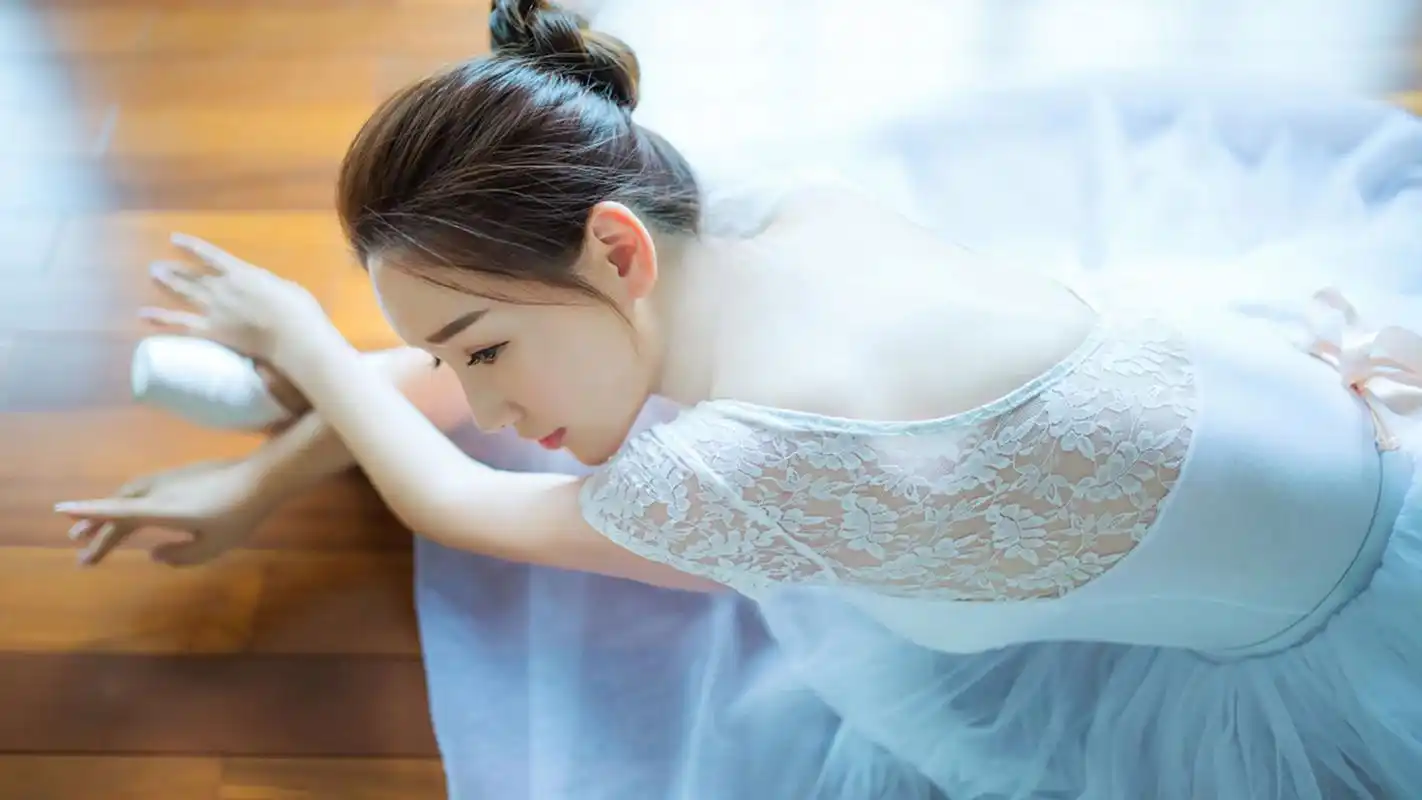 气质芭蕾舞美女唯美意境高清桌面壁纸