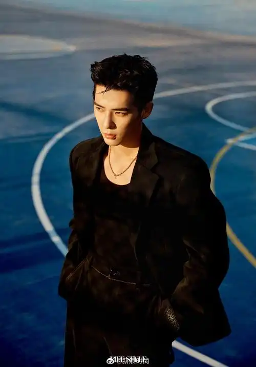 王安宇秋日少年感封面大片