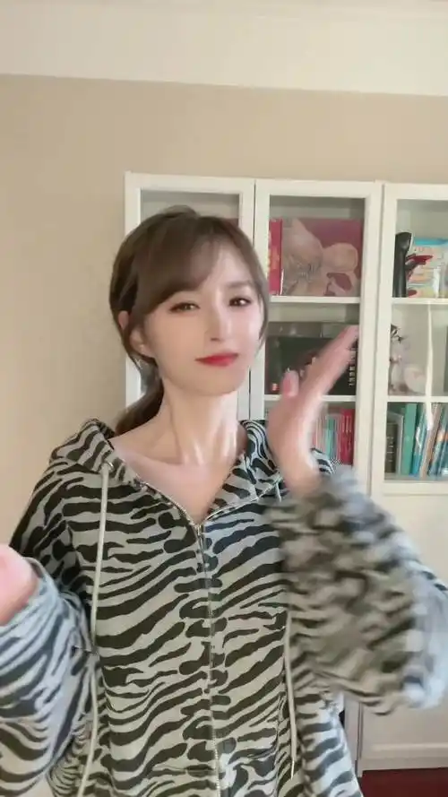 七姐脸疼吗女主播小七拍脸卡点变装