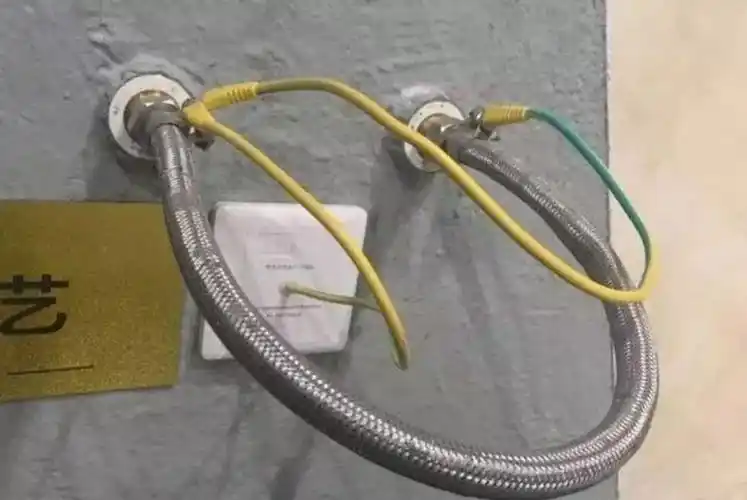 如图:把金属水龙头等用pe线连接在一起,然后接入等电位箱