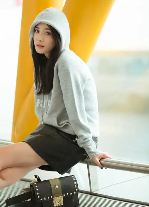 杨幂启程纽约时装周清爽穿搭率性真我