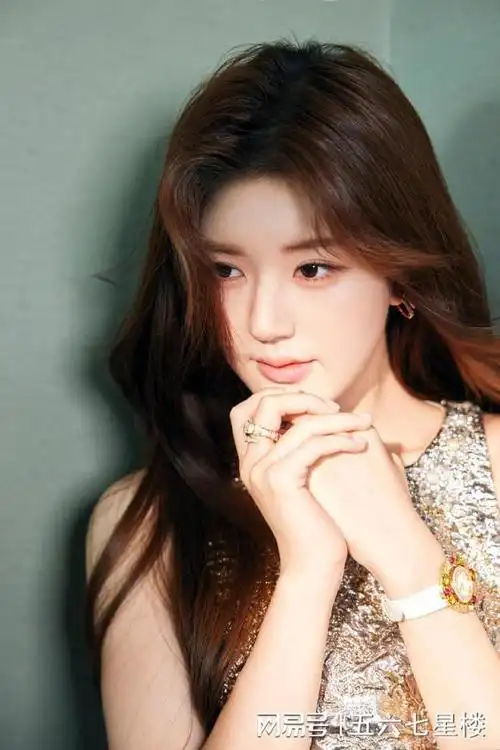 赵露思惊艳亮相银色短裙与侧卧摆拍美得让人窒息