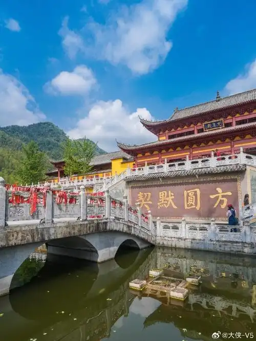 禅寺位于宜春市城南明月山集云峰下,是中国佛教五家七宗第一家的沩