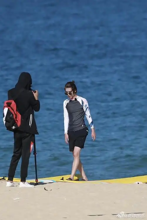 冲浪boy集结!王一博黄明昊长腿逆天 韩东君秀腹肌