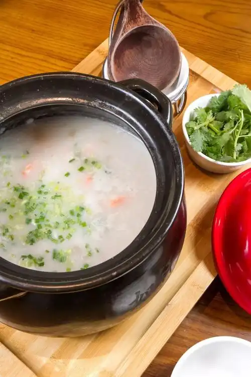 熬了18年的砂锅粥半锅都是海鲜