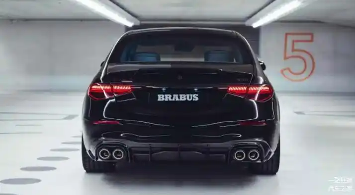 新"巴博斯930s亮相",升级4.0t混动系统,约合人民币320万