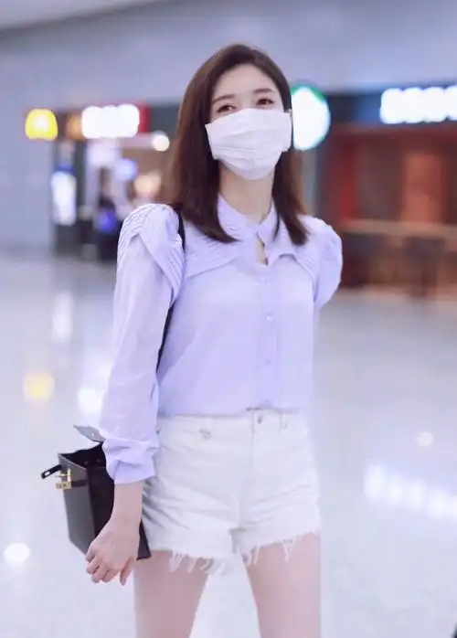 江疏影好精致身穿淡紫色衬衫搭配白色热裤走机场简约又时髦