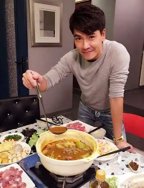 王传一的老婆周俐均照片资料外表帅气的中国台湾男演员王传一的老婆是