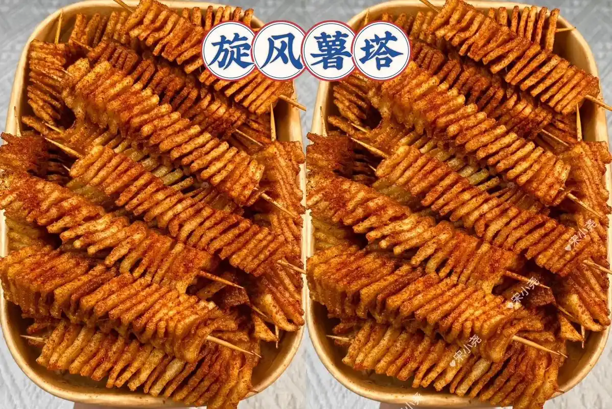 2块钱的土豆被我拿捏住夜市很火的旋风薯塔.