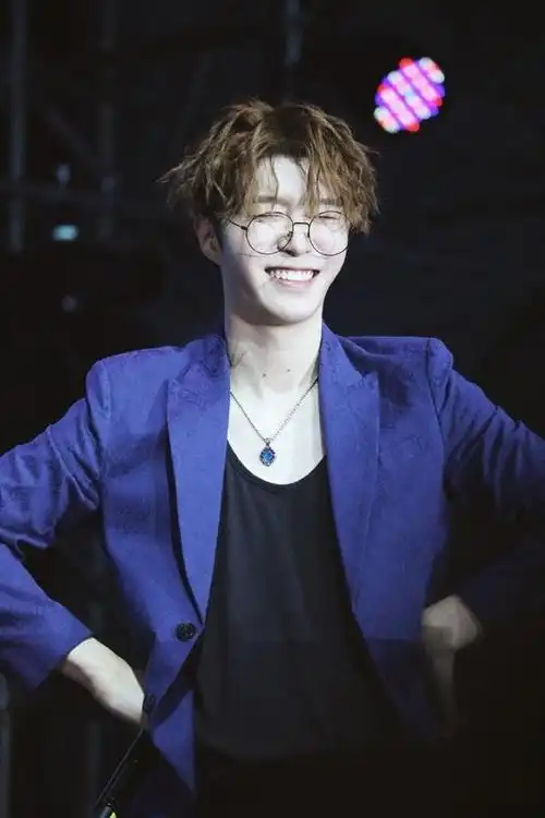 范丞丞戴上眼镜帅气程度立马又提升一个档次又酷又可爱