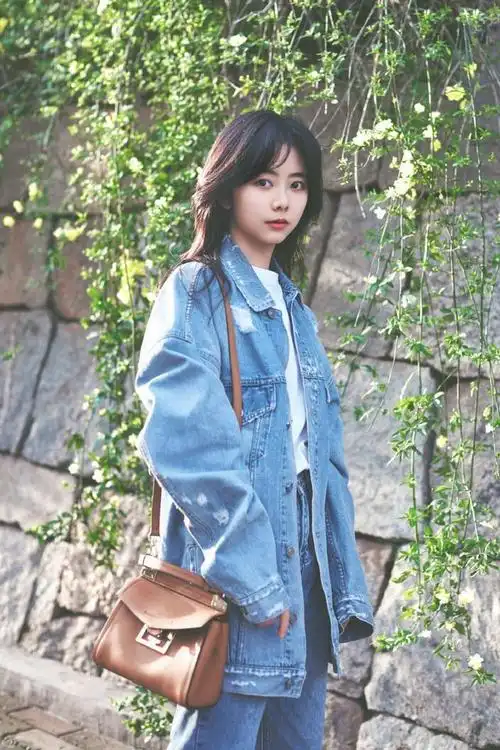 谭松韵碎花裙配风衣30岁似花季少女梳公主切发型更美了