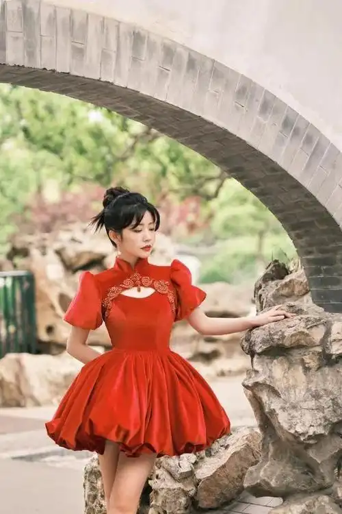 赖美云穿旗袍裙亮相五四晚会酷配马丁靴娉婷之间也会风情万种