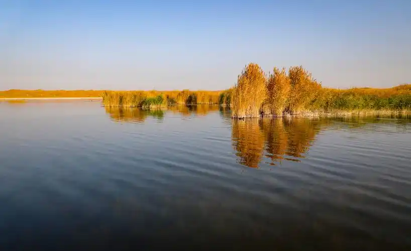 腾格里沙漠月亮湖