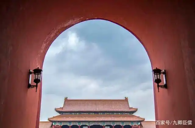 "明三暗五"的午门,中间门洞除皇帝,还有"一女三男"可走一回