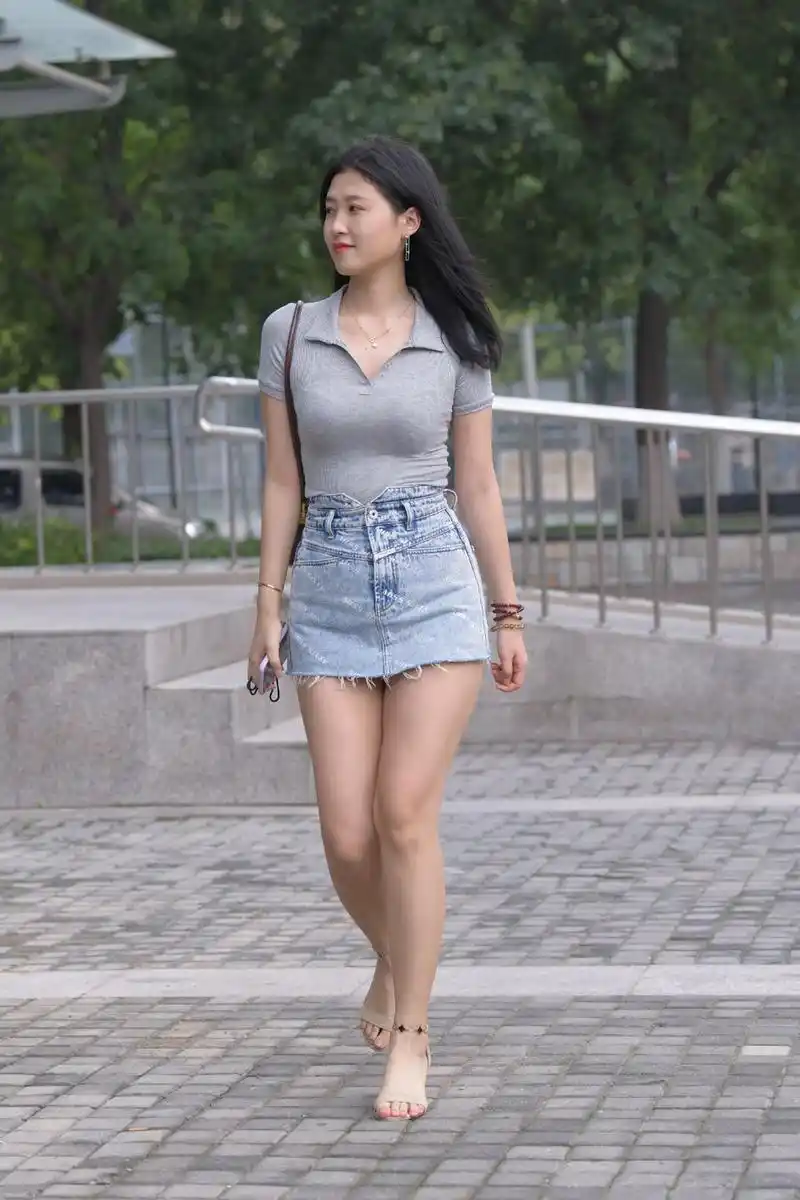 街拍美女,漂亮的牛仔短裙小姐姐,牛仔搭配短t意外好看!