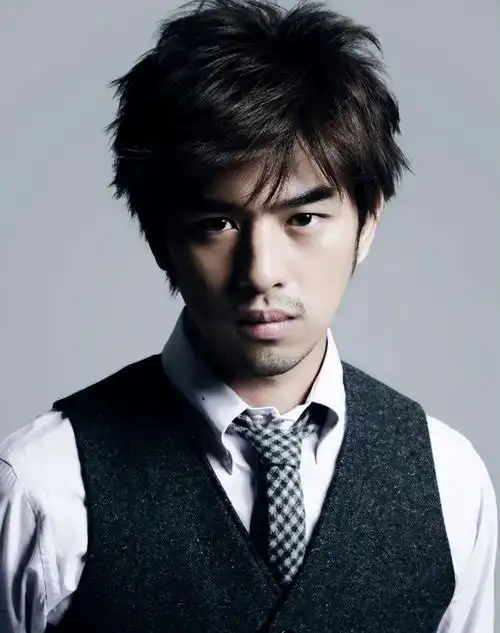 陈柏霖感染新冠演蓝色大门风靡全国患病身体不适缺席活动