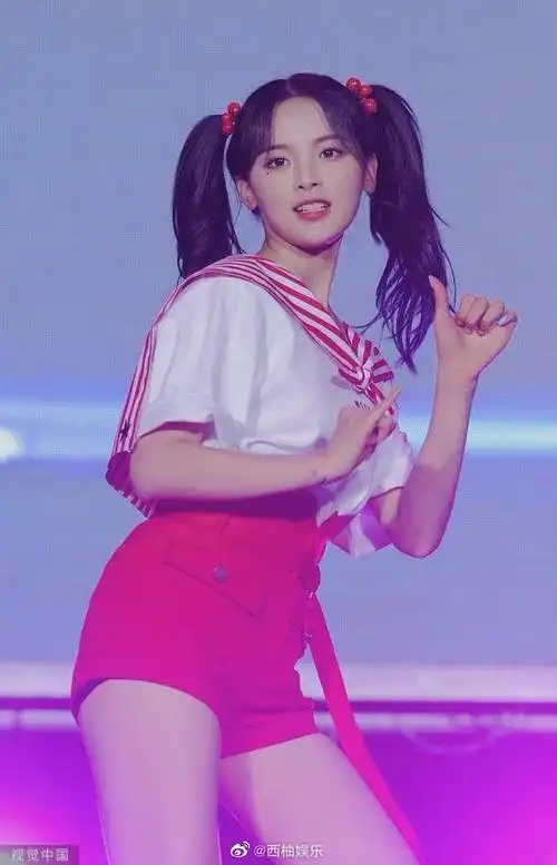 杨超越早期双马尾造型