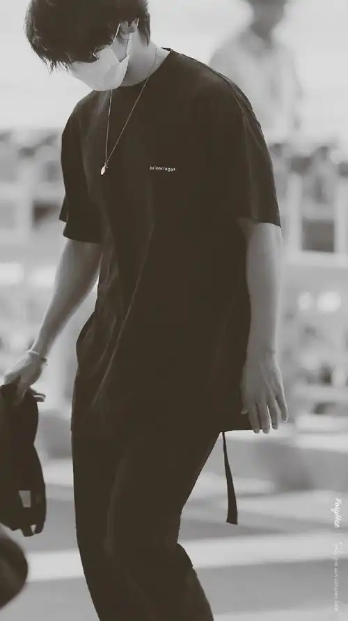 李东海超话图片合集丨 180725 仁川机场"帅哥的氛围感和温度差.