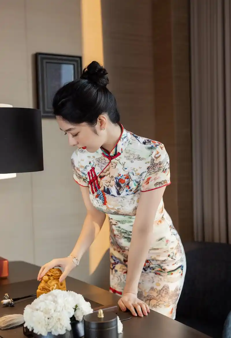 写真发布,古典浪漫的韵味旗袍,灵动娇媚动人#美女# #模特