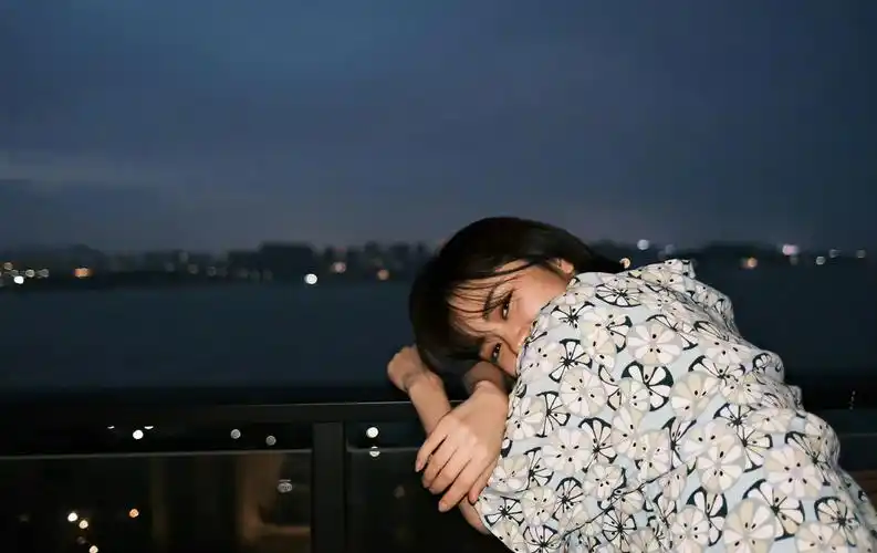 谭松韵晒海边随拍复古碎花衬衫俏丽清爽的短发