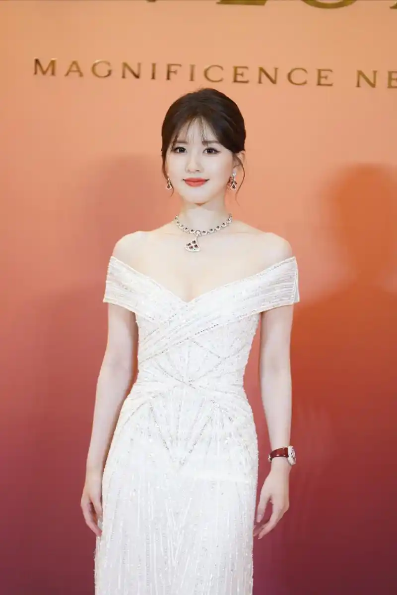 赵露思白色抹胸裙,优雅迷人女人味十足!