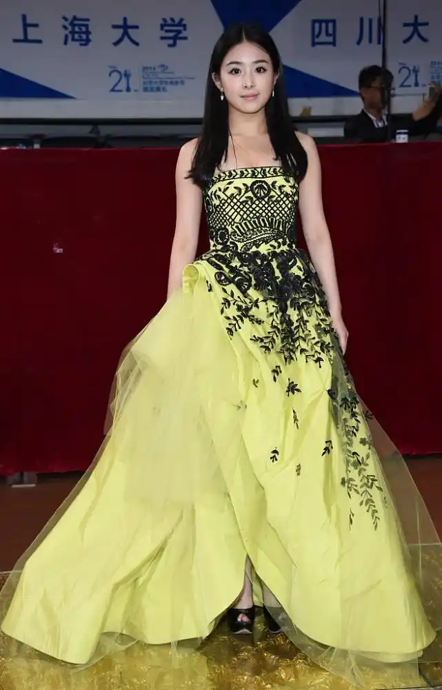 张含韵又"火"了,穿一袭黄色刺绣抹胸礼服高级洋气,甜美俏皮