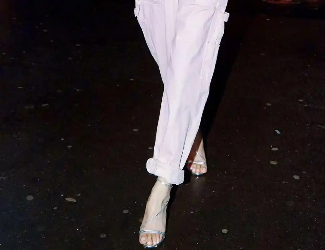 宋佳高跟凉鞋,如晨曦中的露珠,晶莹剔透.