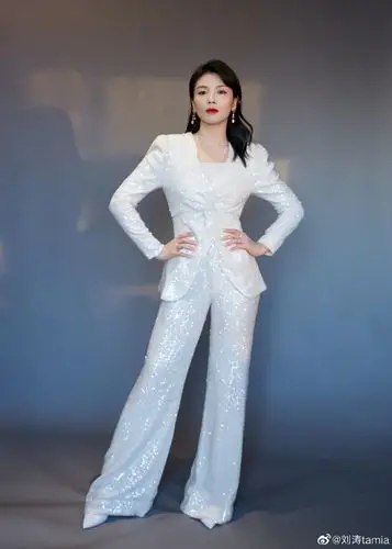 刘涛穿西服套装优雅干练 直盯镜头眼神撩人