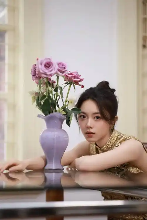 赵今麦身着无袖鎏金裙拍写真肌肤白皙少女感十足