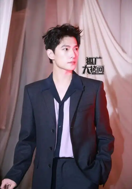 杨洋镶银手杖##杨洋西装手杖造型