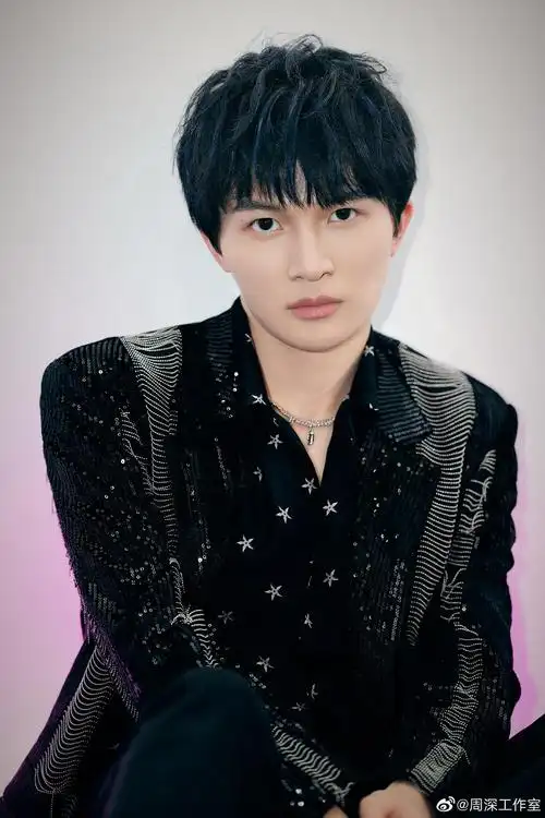 终于等到周深的帅图了