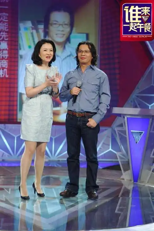 主持人袁鸣与卢伟光董事长