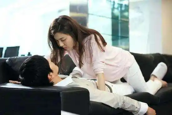 女人想被你睡的4个暗示不用推她自己倒