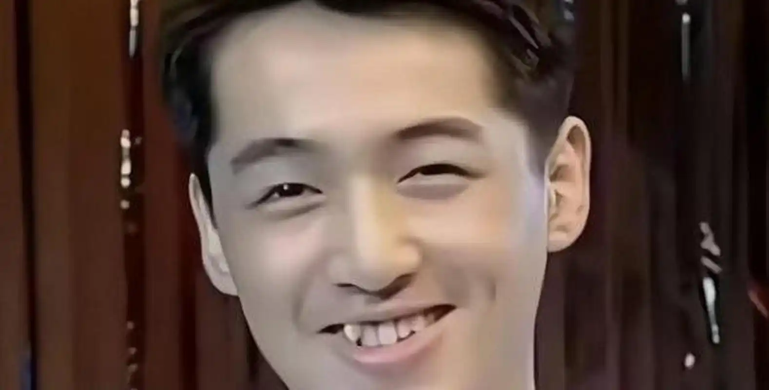 胡歌做烤瓷牙之前的牙齿,小虎牙还挺可爱的.